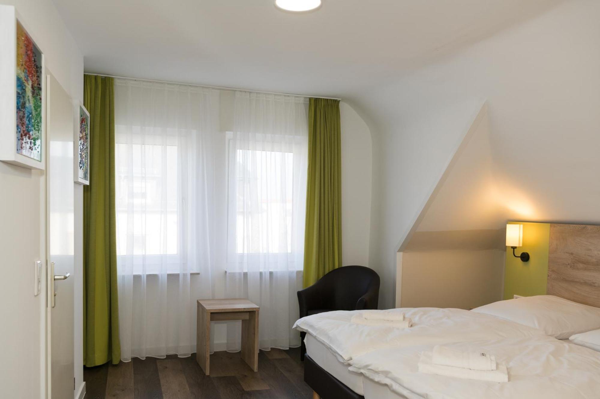 Roca Restaurant Und Hotel Bommersheim Екстер'єр фото